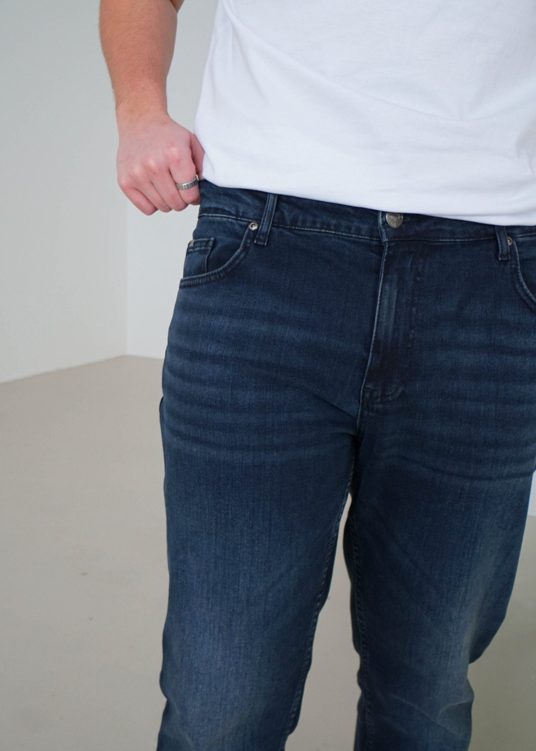 Relaxed Tapered Jeans In Midnight Dark Blue