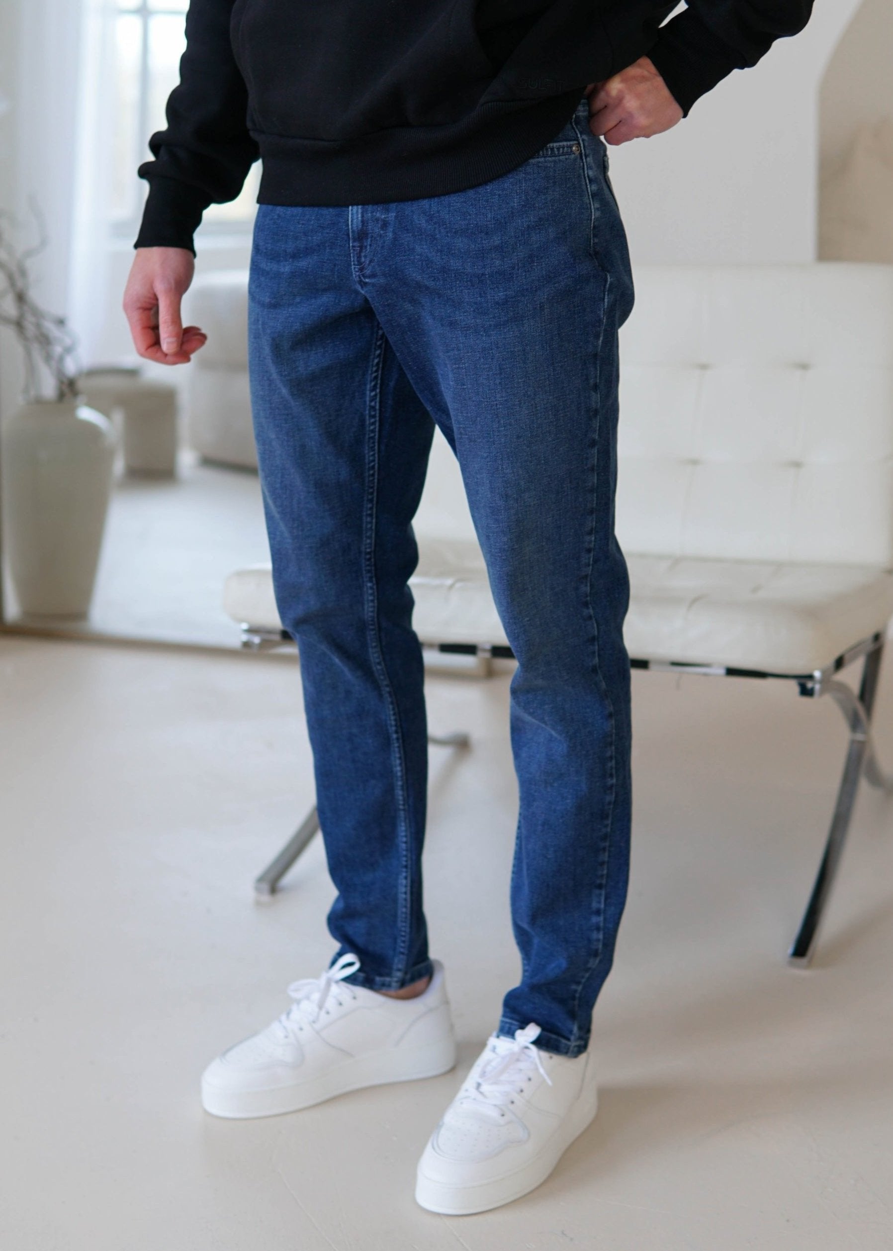 Relaxed Tapered Jeans In Mid Blue