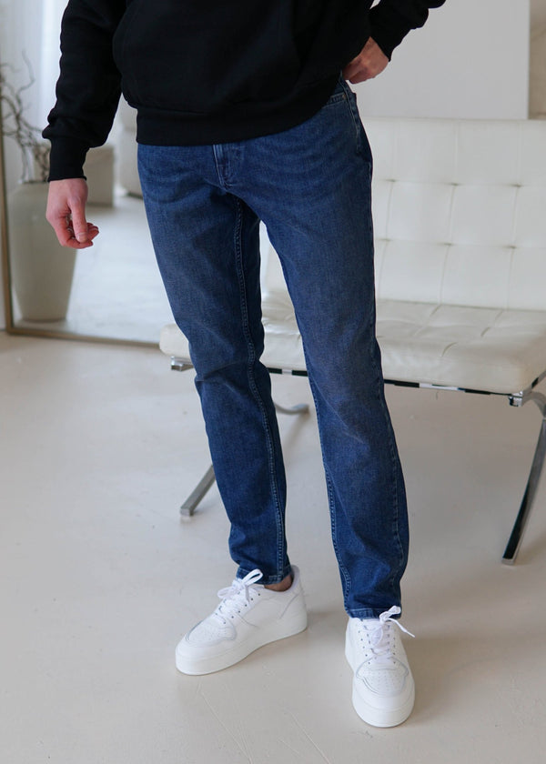 Relaxed Tapered Jeans In Mid Blue