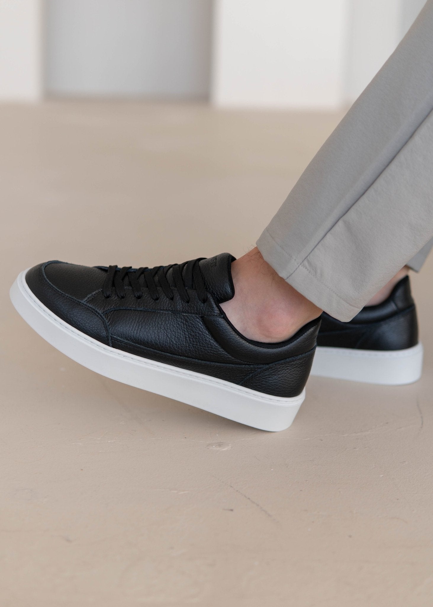 Premium Leather Trainer In Black/White - Sulfit Clothing