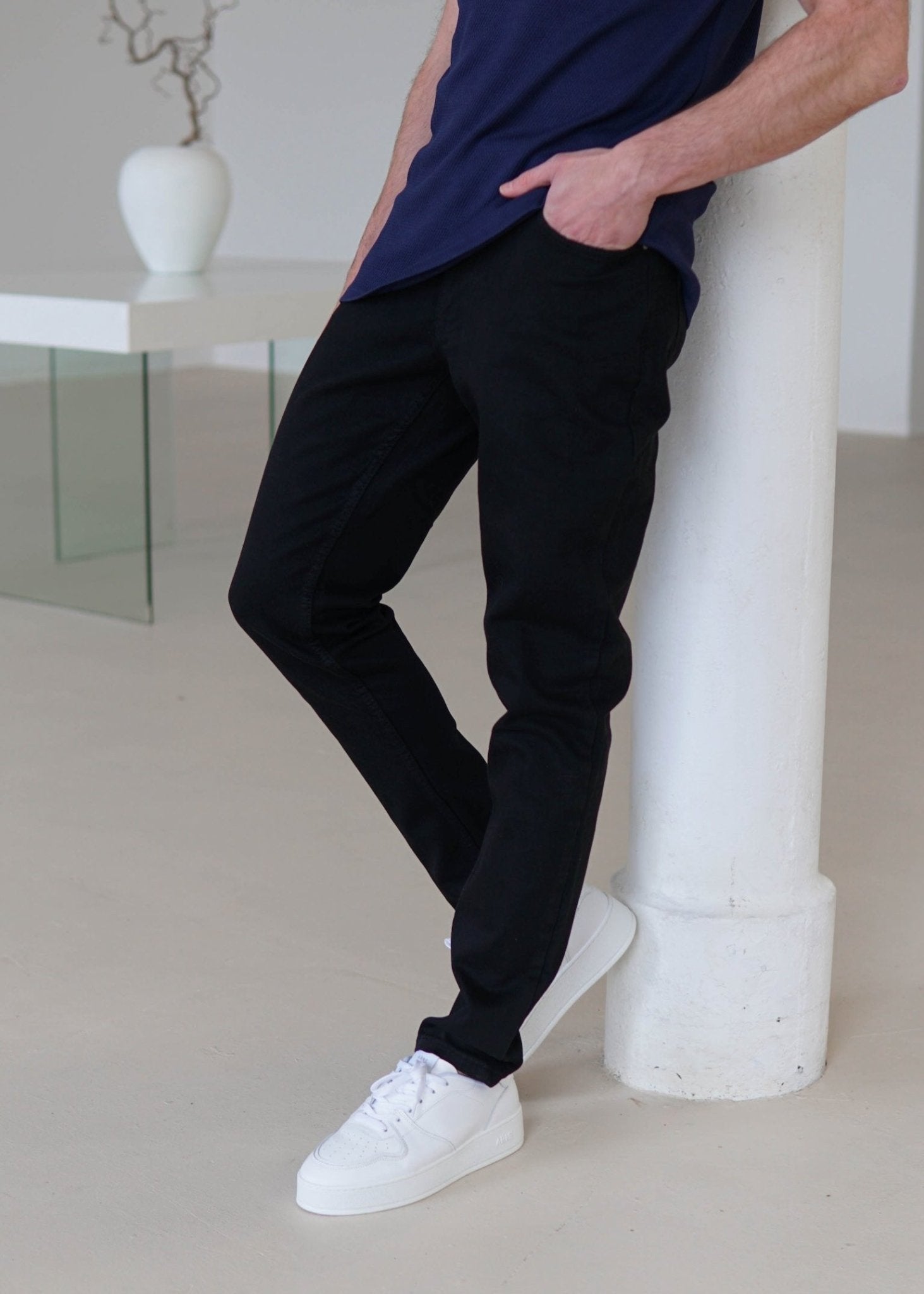 Relaxed Tapered Jeans In Jet Black - Sulfit Clothing