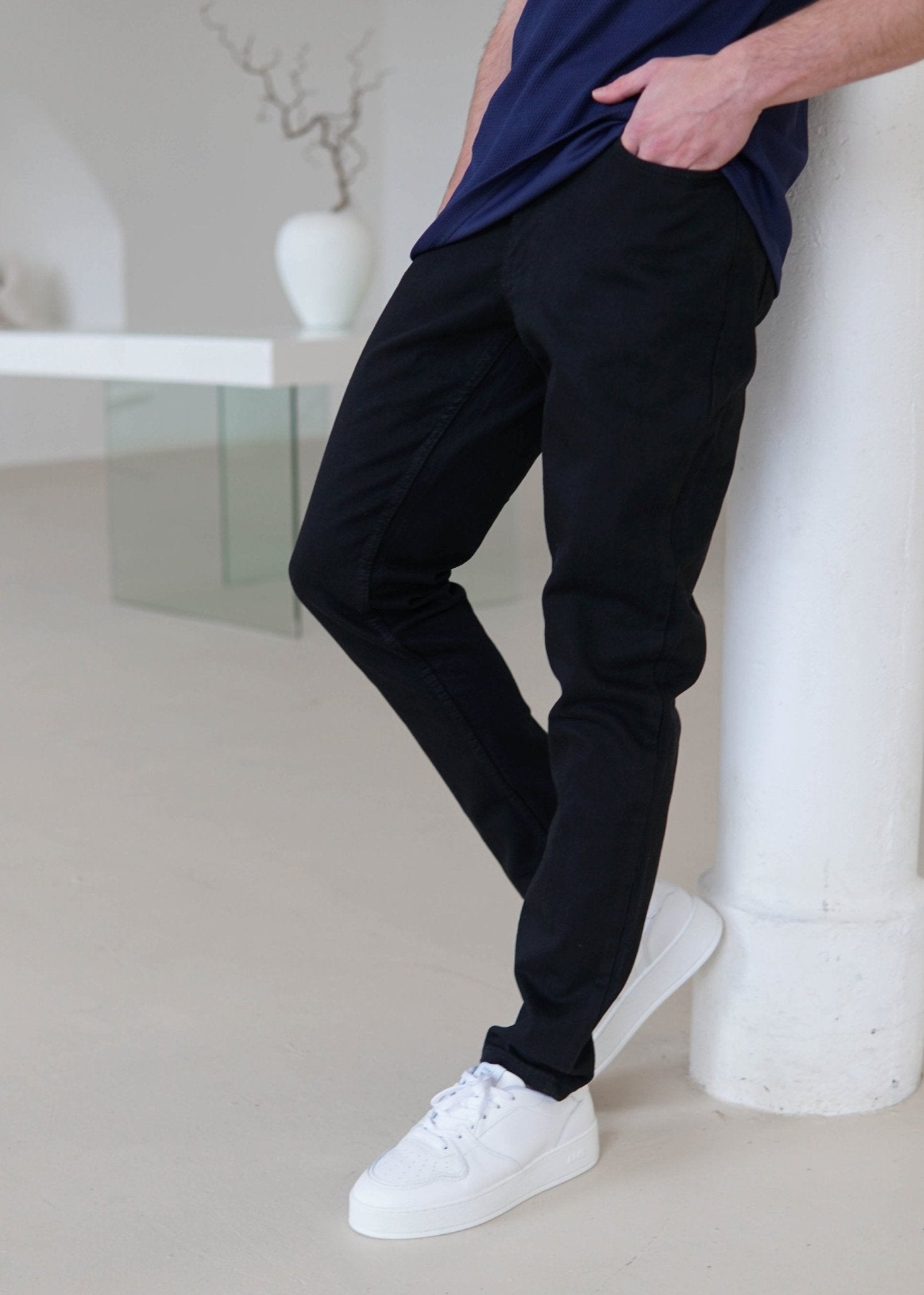 Relaxed Tapered Jeans In Jet Black - Sulfit Clothing