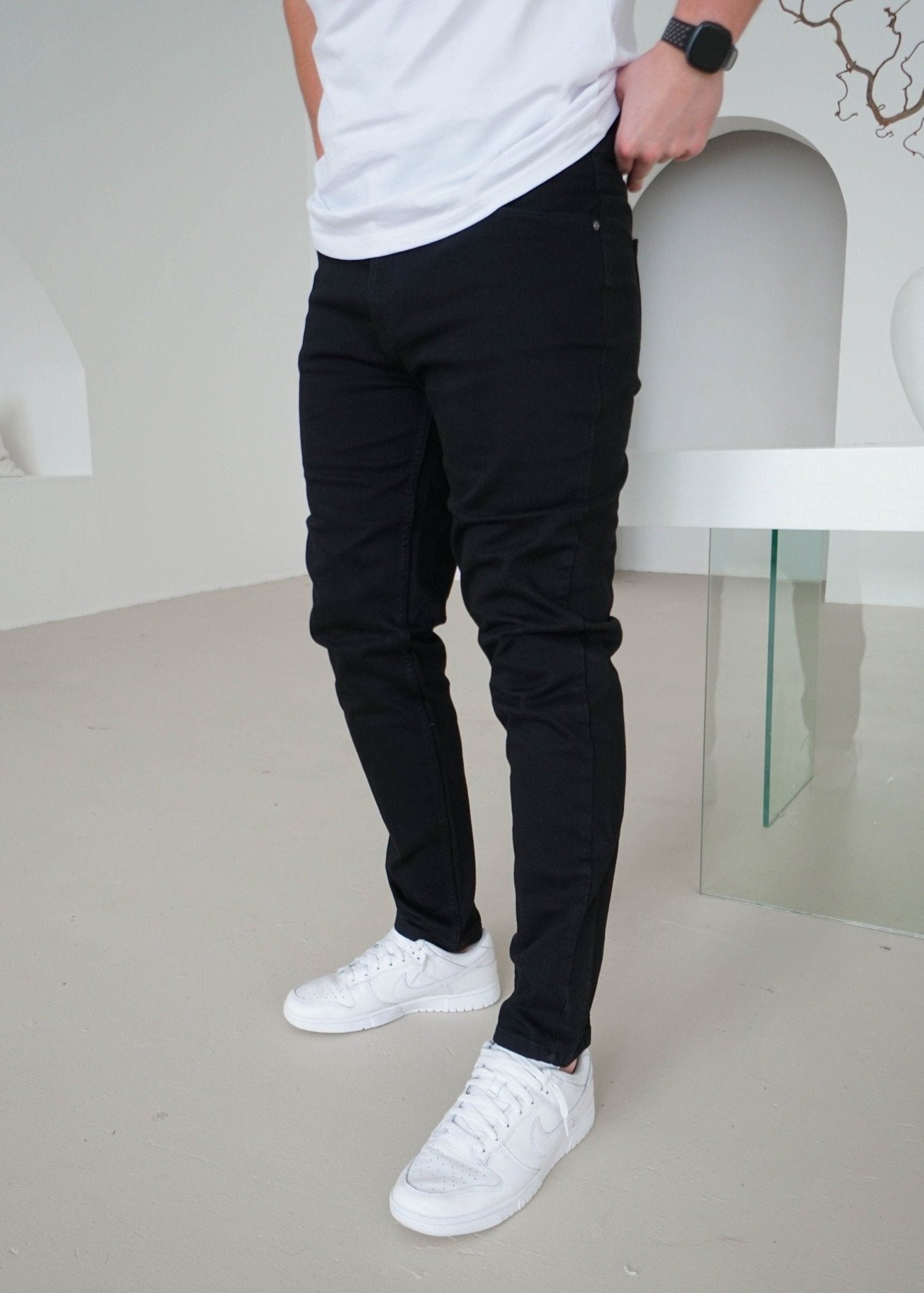 Relaxed Tapered Jeans In Jet Black - Sulfit Clothing